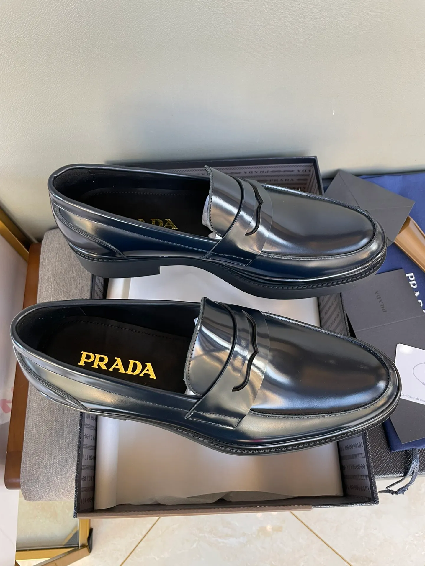 Men's shoes 💰860 💰Best recommendation✨PRADA Prada top purchasing quality imported upper with color-brushed edge beads carved toe design cowhide lining private molded TPU outsole non-slip, wear-resistant and elastic fashionable and versatile burgundy black blue 39-44 in stock (38, 45 customized for replacement, return and exchange)